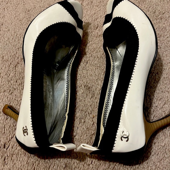 Vintage CHANEL Two Tone Stretch Cap Toe Pump - Picture 3 of 7